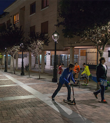 Люди прогулюються нічними вулицями Паленсії, освітленими обладнанням Philips