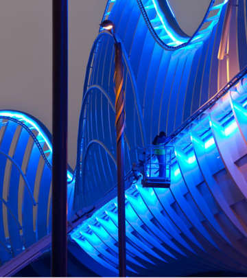 Мост Мейдан, Дубай, освещен светильниками для мостов от компании Philips 