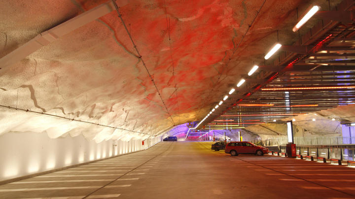 Разноцветное освещение крытой автостоянки P-Hämppi помогает водителям запомнить, где они оставили свой автомобиль