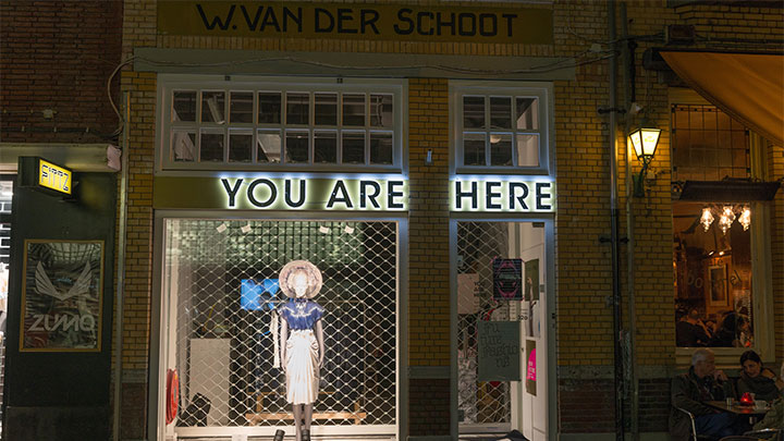 Освещенная витрина магазина модной одежды You are here