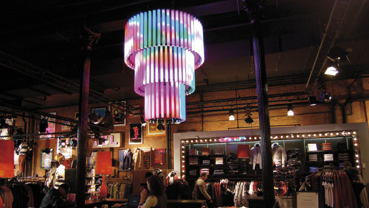 Магазин модной одежды с освещением Philips AmbiScene