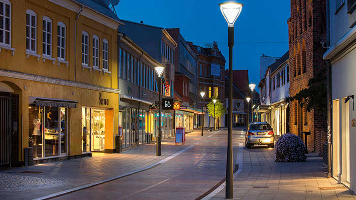 Торгова вулиця, освітлена ліхтарями Philips для міст