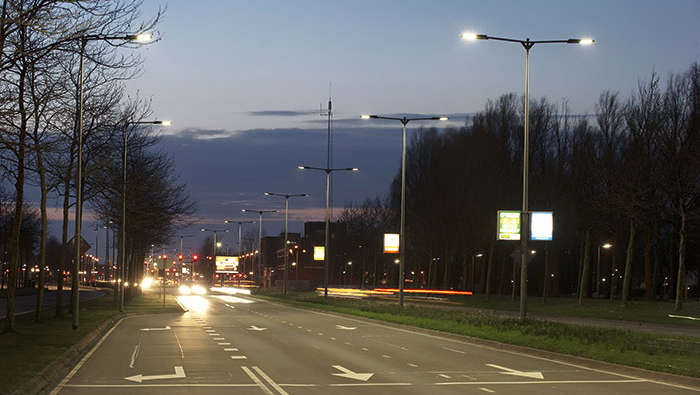 Вулиця, освітлена ліхтарями Philips 