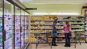 У світлі обладнання Philips дві жінки роблять покупки в супермаркеті Kaiser's Tengelmann (Обергаузен, Німеччина)
