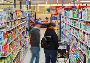 Люди розглядають продукти, освітлені світлодіодною технікою Philips 