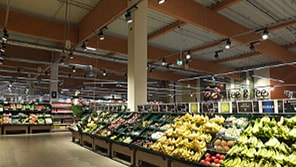 Фрукти під світлодіодними світильниками Philips у магазині Edeka (Бурґведель, Німеччина) 