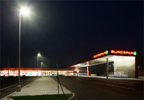 Уличная парковка у супермаркета Eurospar в Вене (Австрия), освещенная светодиодными световыми решениями Philips 