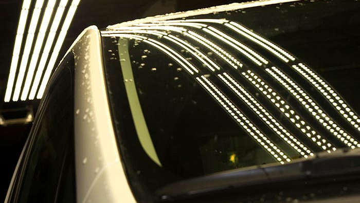 Освітлення тунелю віддзеркалюється на поверхні автомобіля 