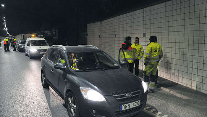Співробітники ремонтної компанії працюють у тунелі Lundbytunnel з установленою світлотехнікою Philips