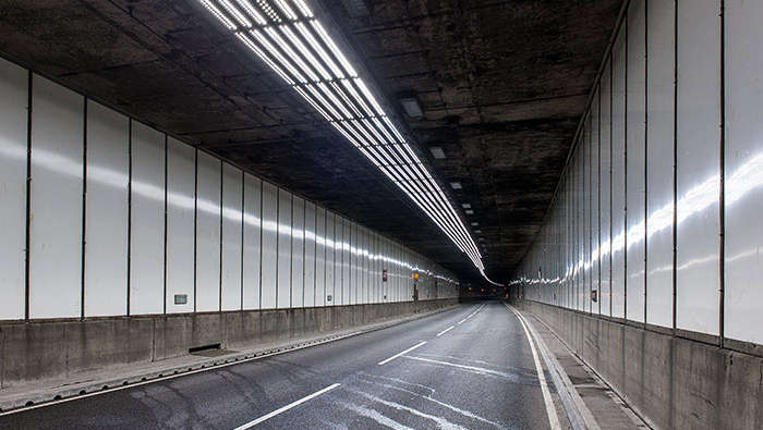 Підвісні світлодіодні світильники в тунелі Meir