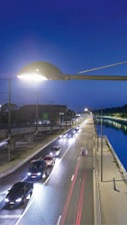 Крупний план опори ліхтаря Philips на вулиці з білим освітленням