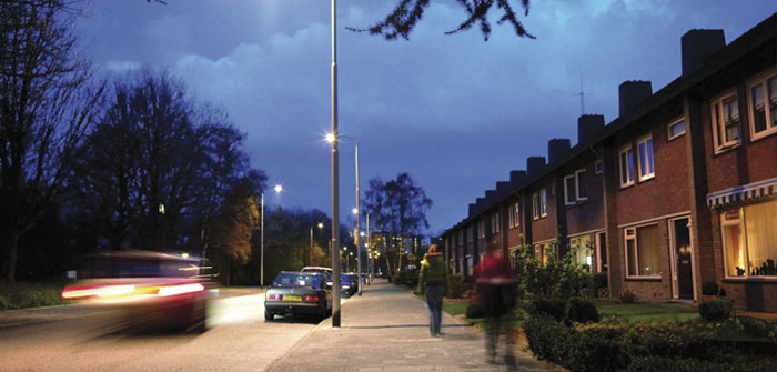 Автомобили на улице, эффективно освещенной белым светом от Philips