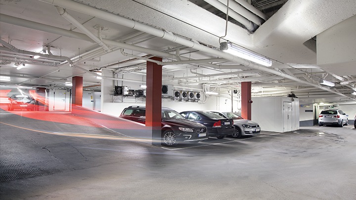 Система GreenParking компании Philips Lighting: оптимизируйте освещение парковки для транспортных средств с помощью обнаружения присутствия и зонального уменьшения яркости света
