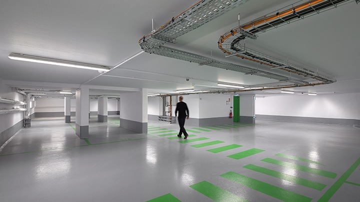 Система GreenParking компании Philips Lighting: оптимизируйте освещение парковки для пешеходов с помощью обнаружения присутствия и зонального уменьшения яркости света