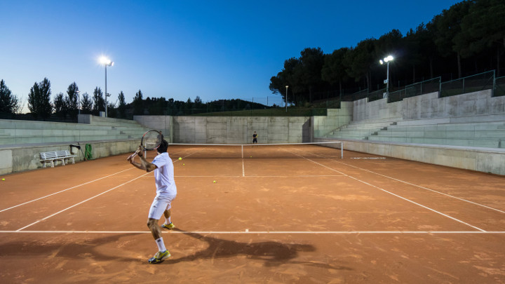 Освещение теннисных кортов — прожекторное освещение