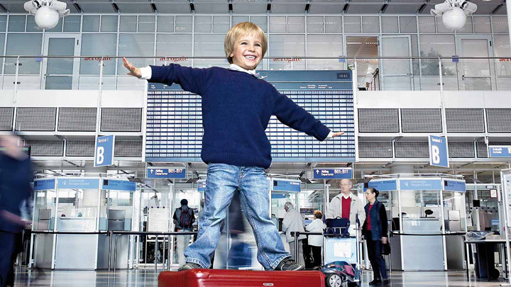 Дитина грається в добре освітленому терміналі аеропорту