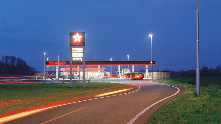 Заправна станція Texaco обіч дороги привітно сяє в сутінках – зовнішнє освітлення, що привертає увагу