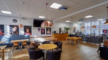 Стельові світильники Philips для дезінфекції випромінюванням УФ-С повітря у верхній частині приміщень